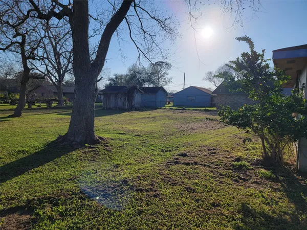 $235,000 | 3 Ivy Court, Jones Creek, TX 77541