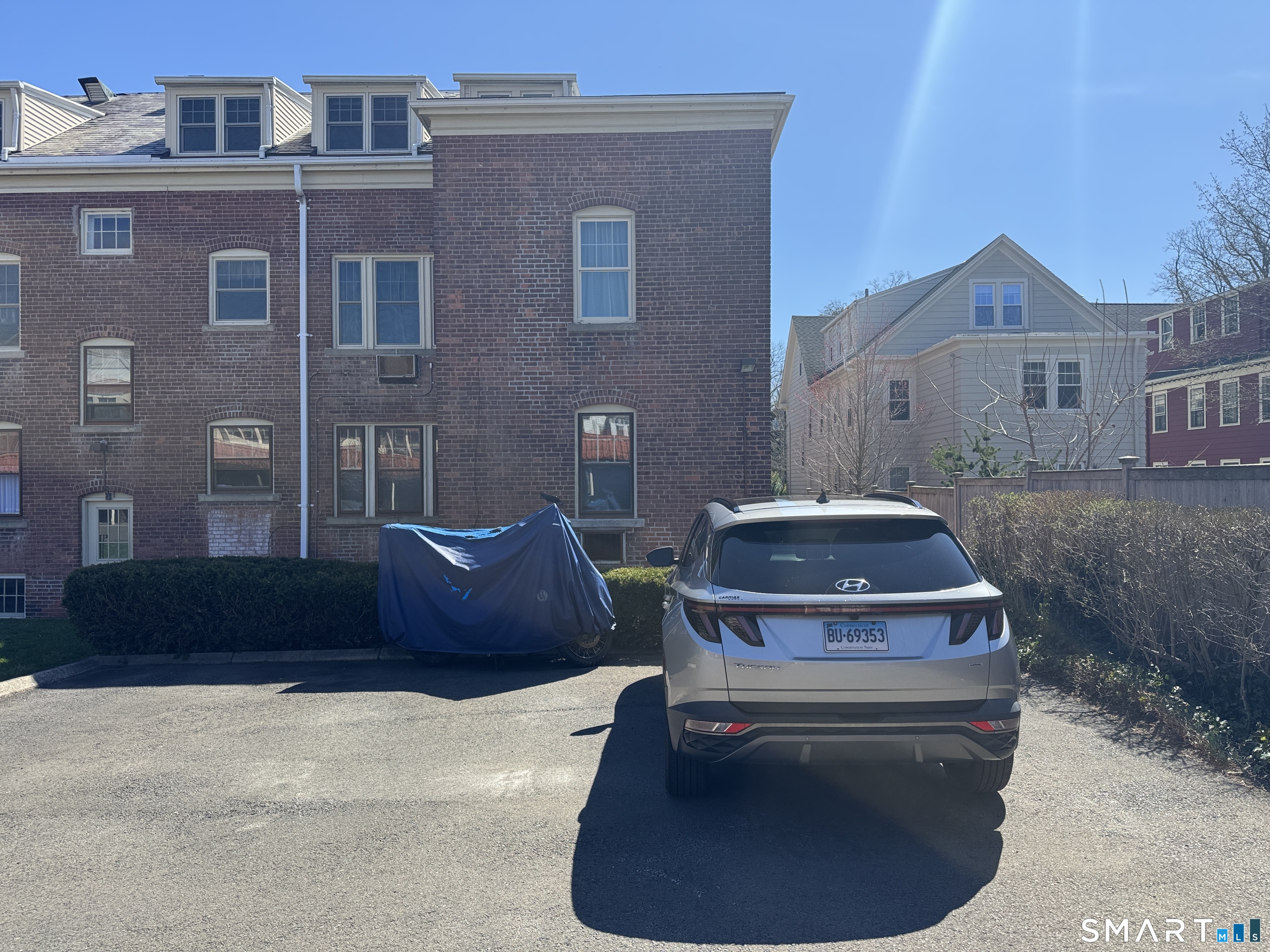 148 Everit Street, Unit F New Haven, CT 06511 - Photo 25 of 26 a living room with a couch