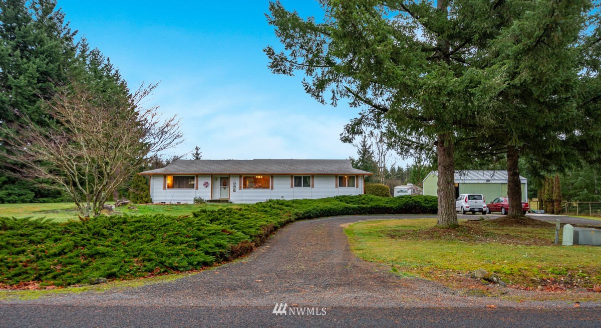 209 Vista Road Chehalis, WA 98532 - Photo 1 of 22 a front view of a house with garden