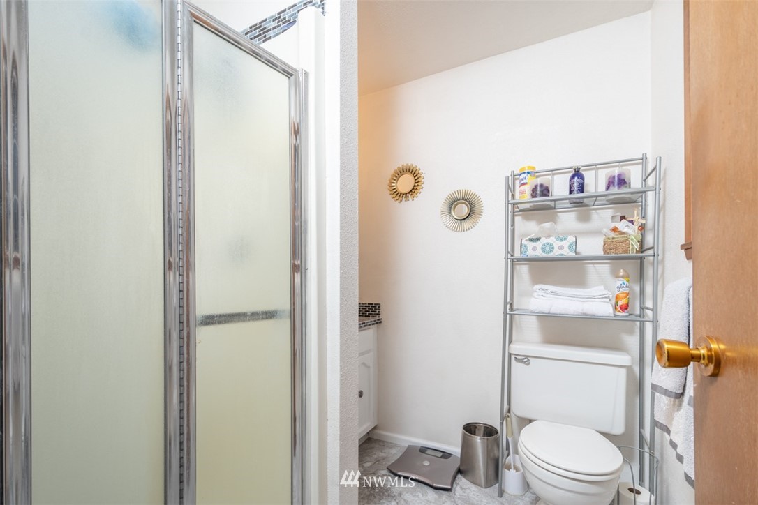 209 Vista Road Chehalis, WA 98532 - Photo 10 of 22 a bathroom with a toilet and a shower