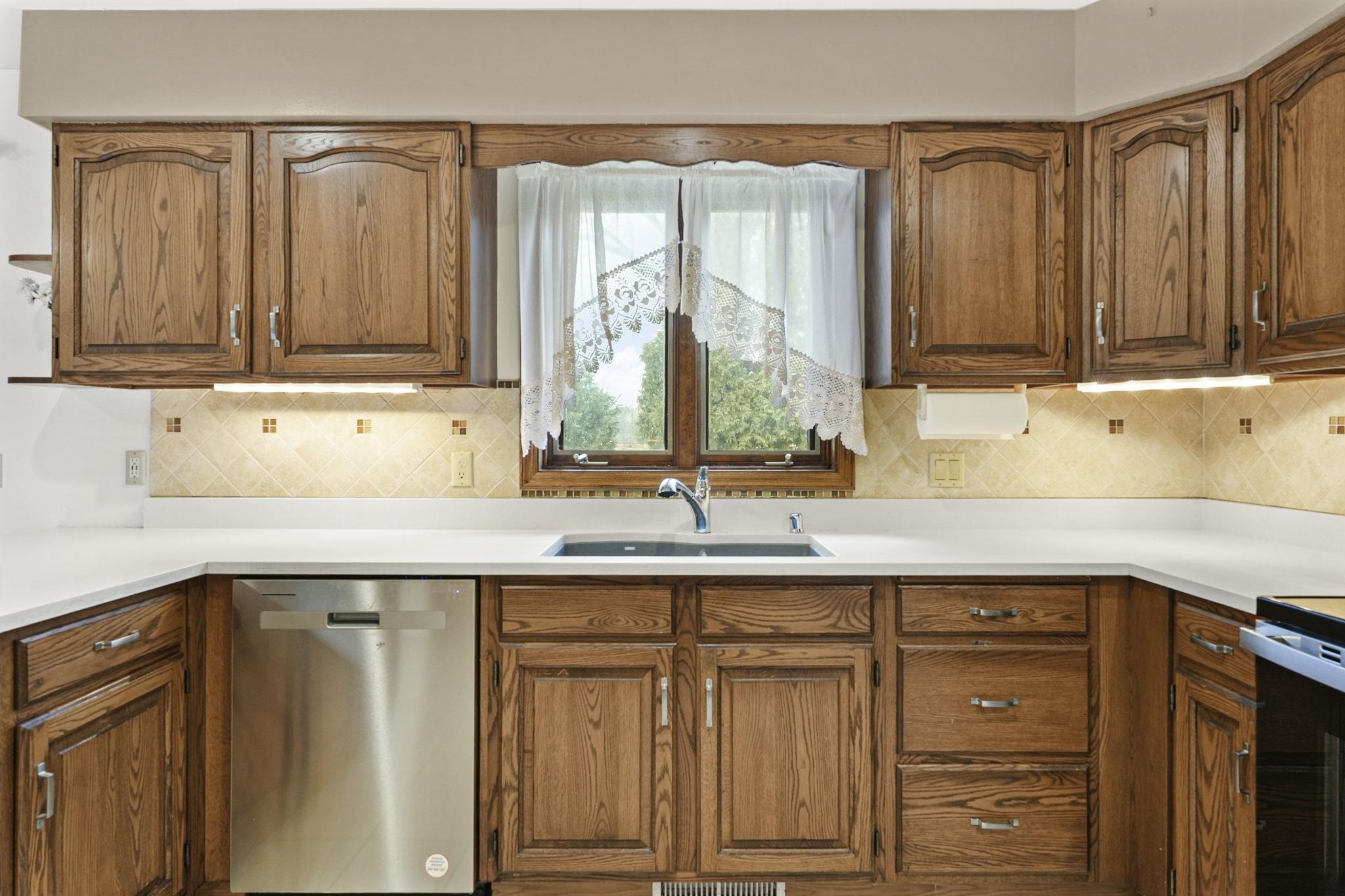 607 Greenway Road Monona, WI 53716 - Photo 11 of 37