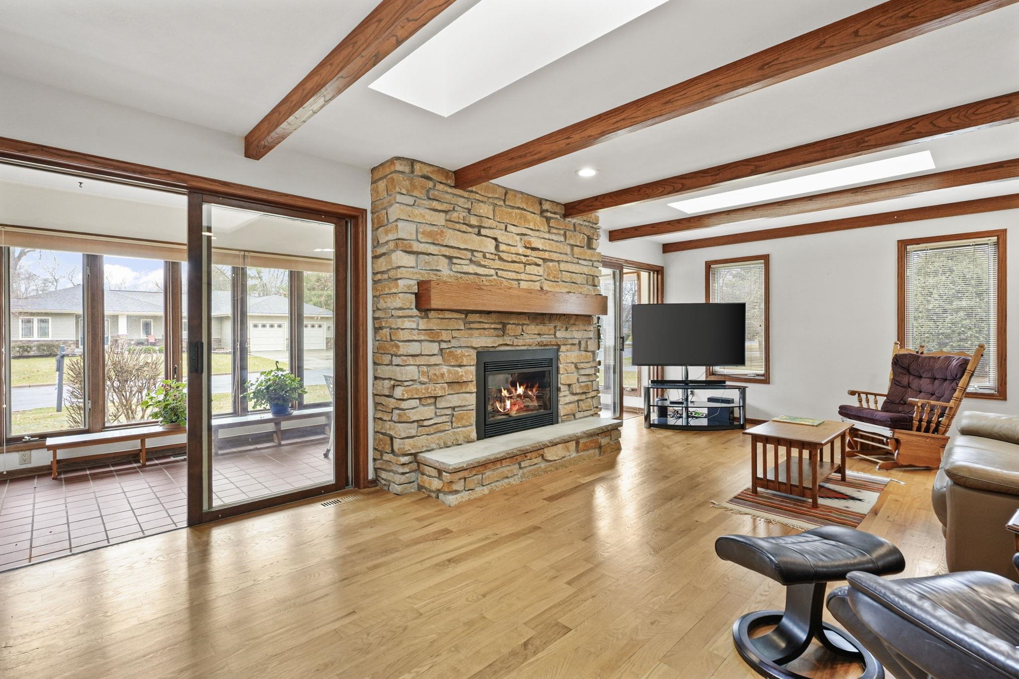 607 Greenway Road Monona, WI 53716 - Photo 4 of 37
