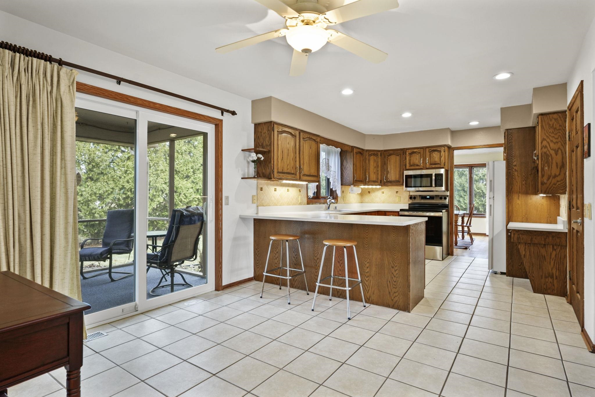 607 Greenway Road Monona, WI 53716 - Photo 9 of 37