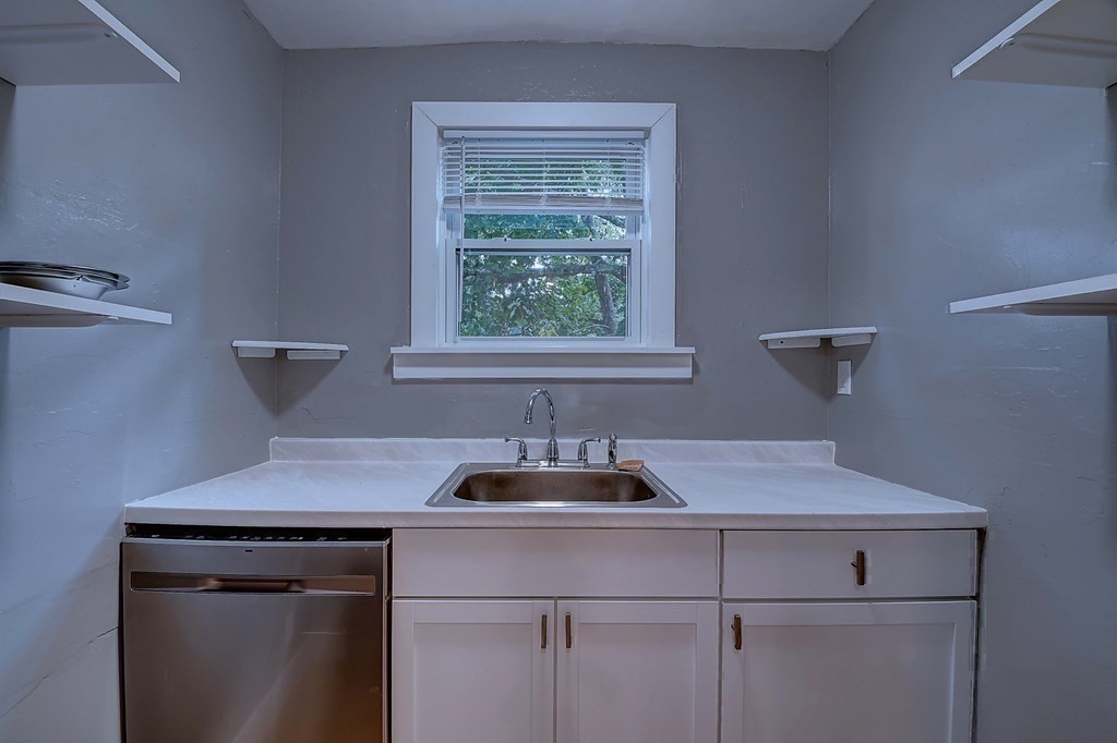 33 Crystal Street Southbridge, MA 01550 - Photo 16 of 41