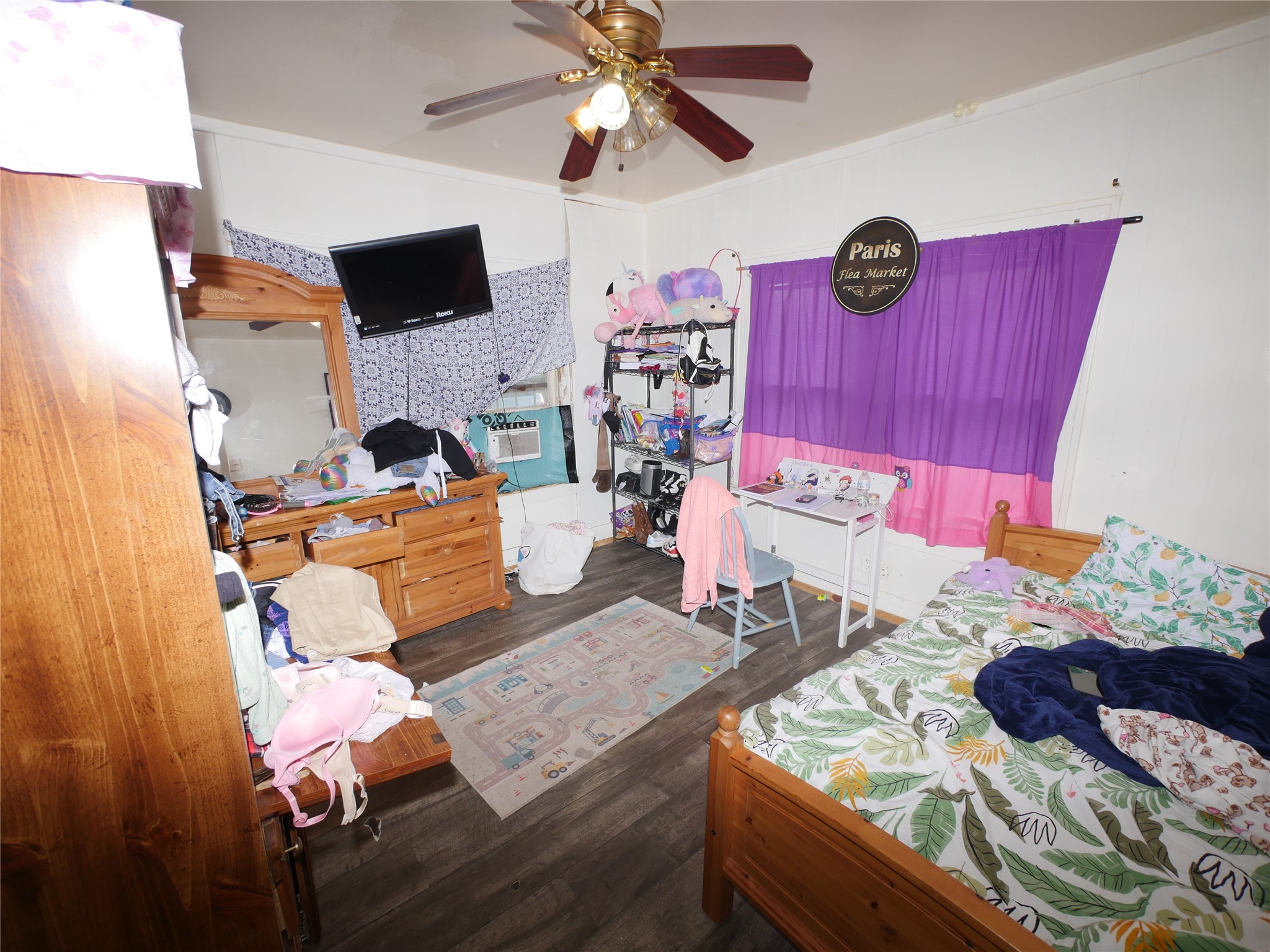 1609 Hussion Street Houston, TX 77003 - Photo 5 of 6 a living room with furniture and a flat screen tv