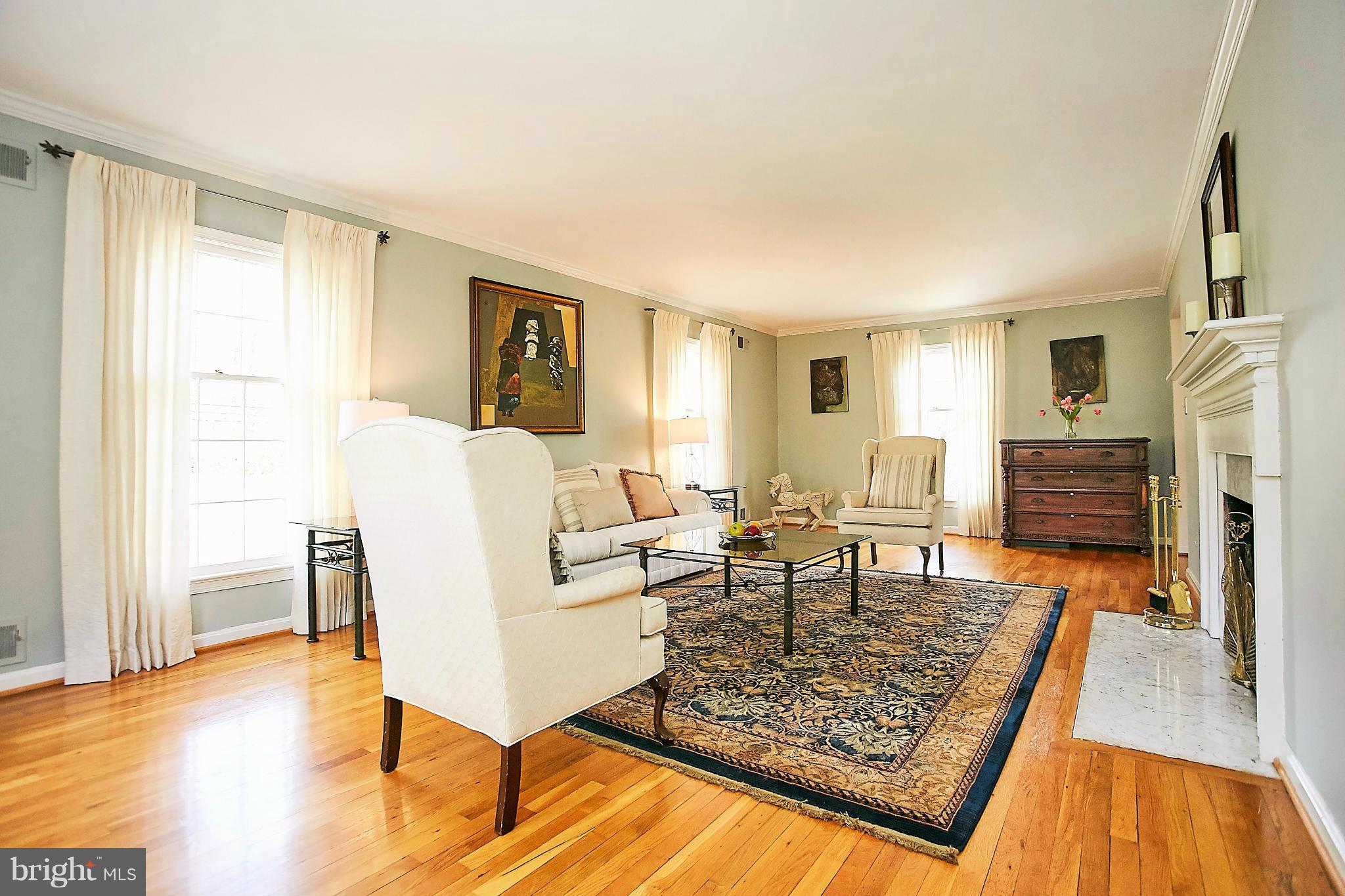 1201 Swinks Mill Road McLean, VA 22102 - Photo 4 of 29 Living Room