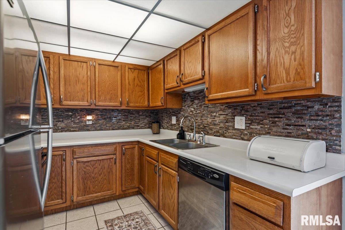 3028 Sutherland Road Springfield, IL 62702 - Photo 9 of 38