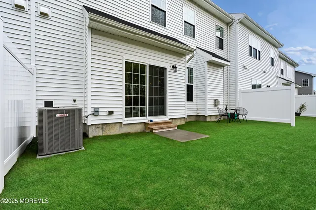 a view of a house with backyard