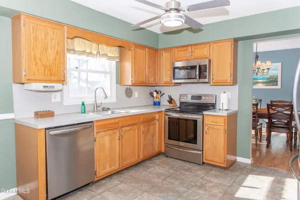 $425,000 | 307 Debbie Drive, Rotterdam, NY 12306