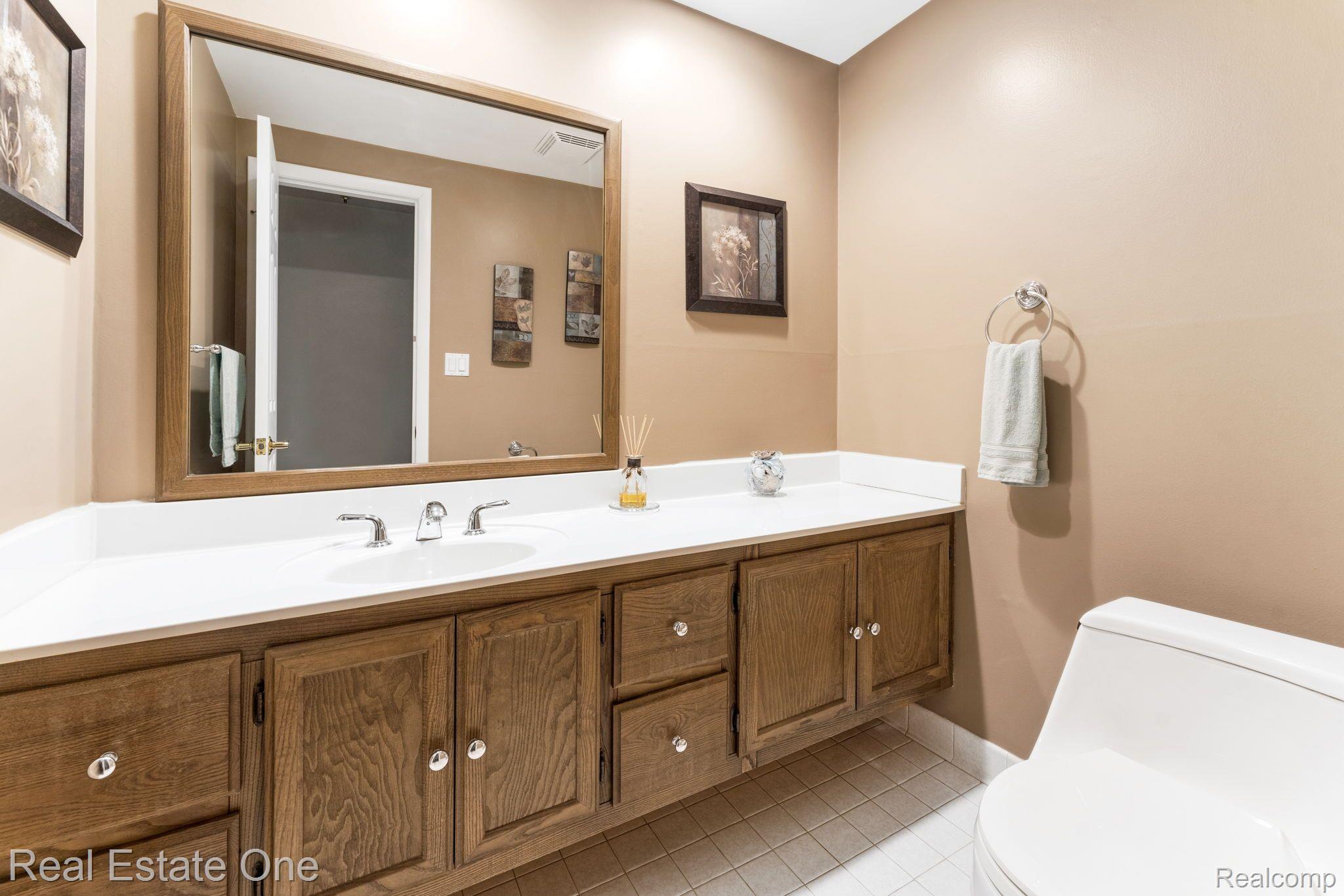 19449 Wedgewood Road Riverview, MI 48193 - Photo 25 of 40 Half bath - Lower Level
