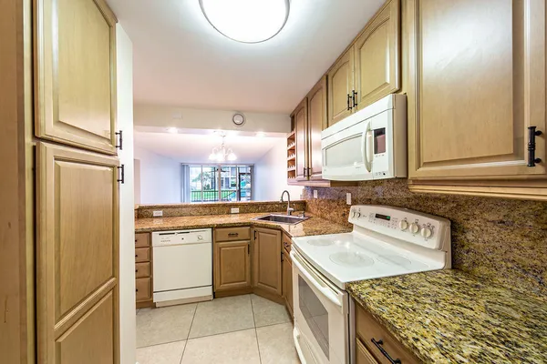 $3,300 | 6 Royal Palm Way, Unit 102, Boca Raton, FL 33432