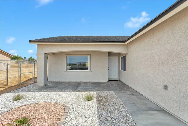 a view of a big room with closet and windows