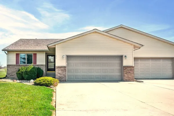 $215,000 | 109 East Lake Court, Unit A, Atlanta, IL 61723