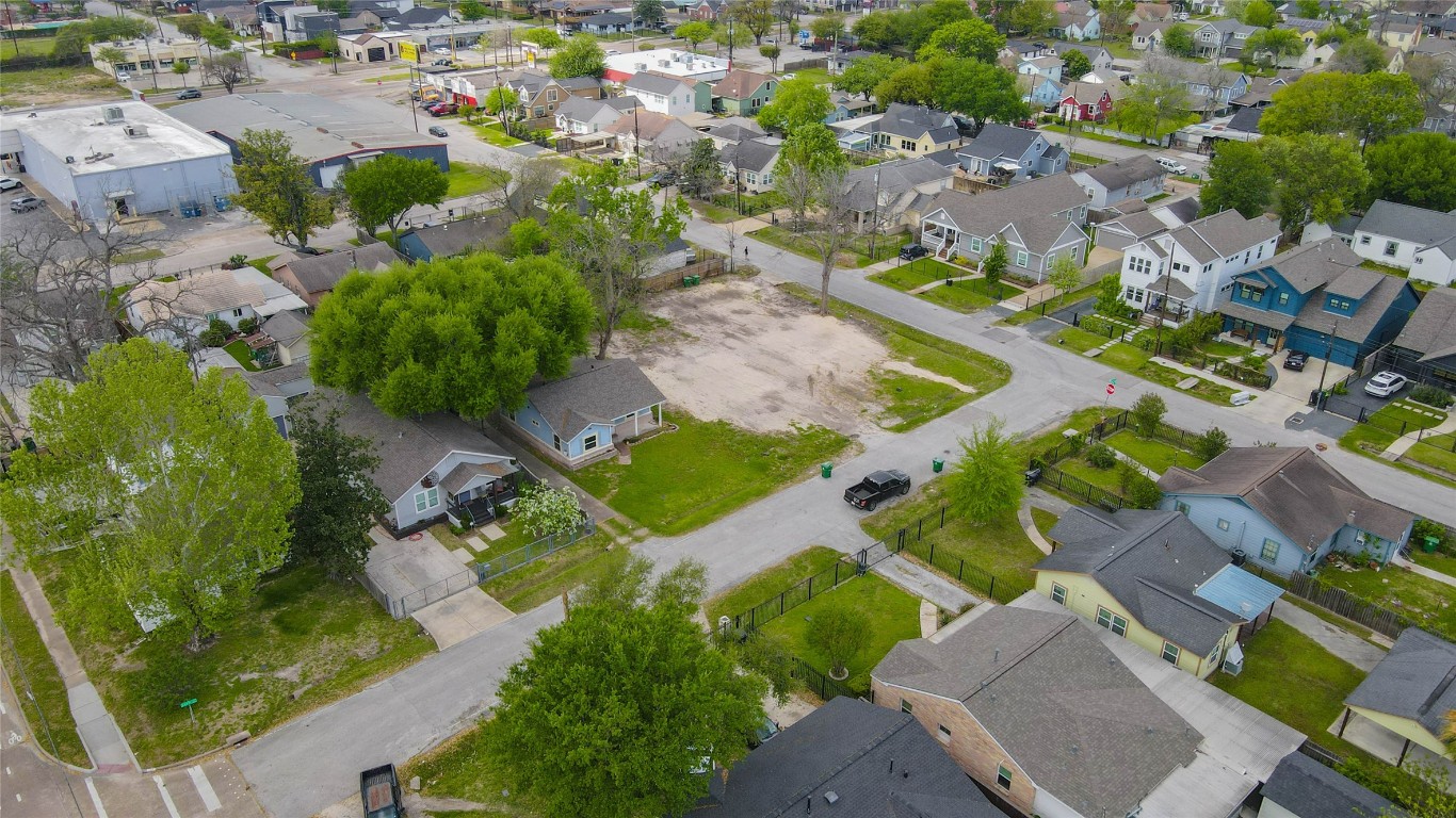 4815 Cetti Street Houston, TX 77009 - Photo 14 of 28 an aerial view of residential houses with outdoor space