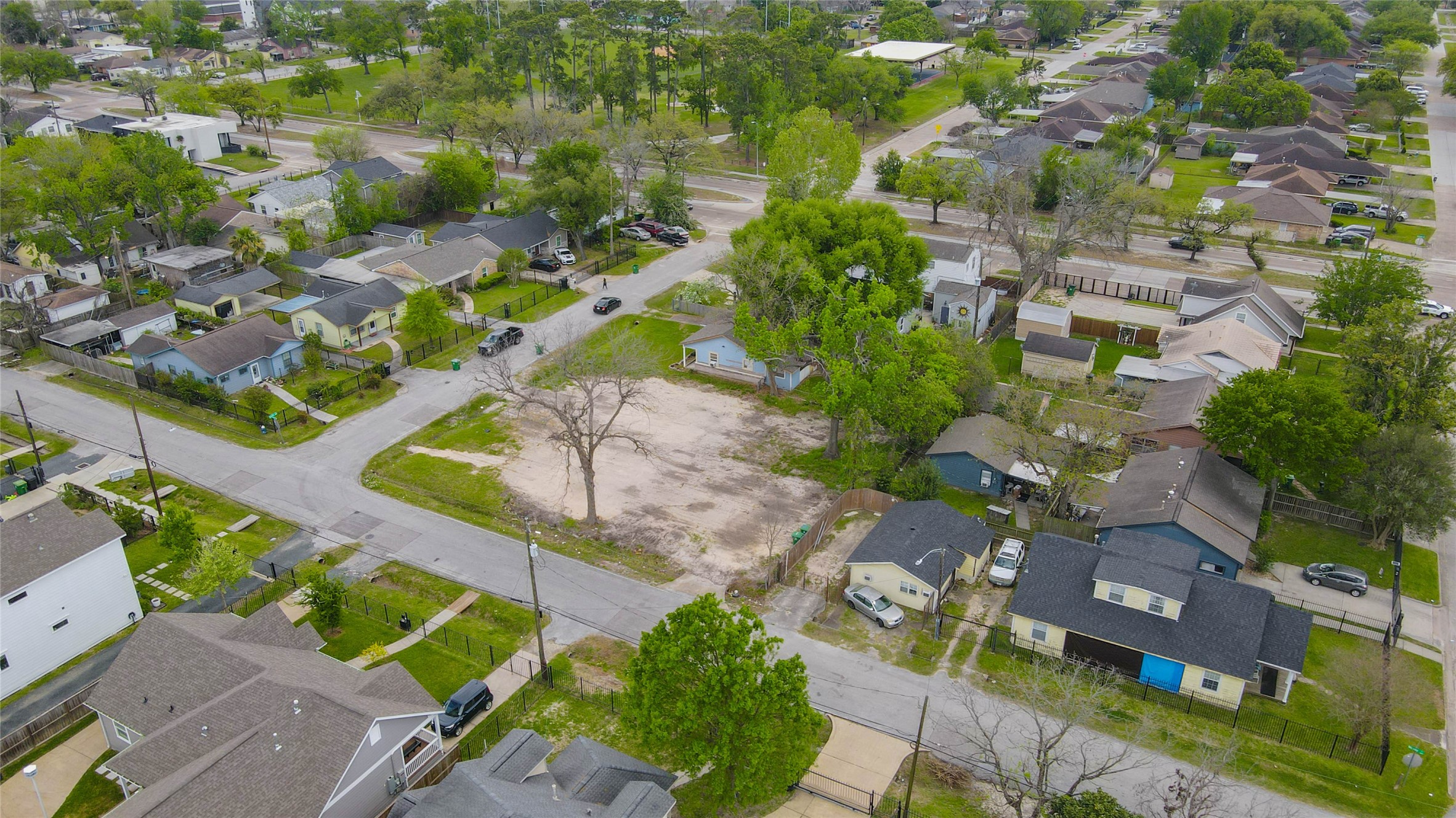 4815 Cetti Street Houston, TX 77009 - Photo 18 of 28 an aerial view of residential houses with outdoor space