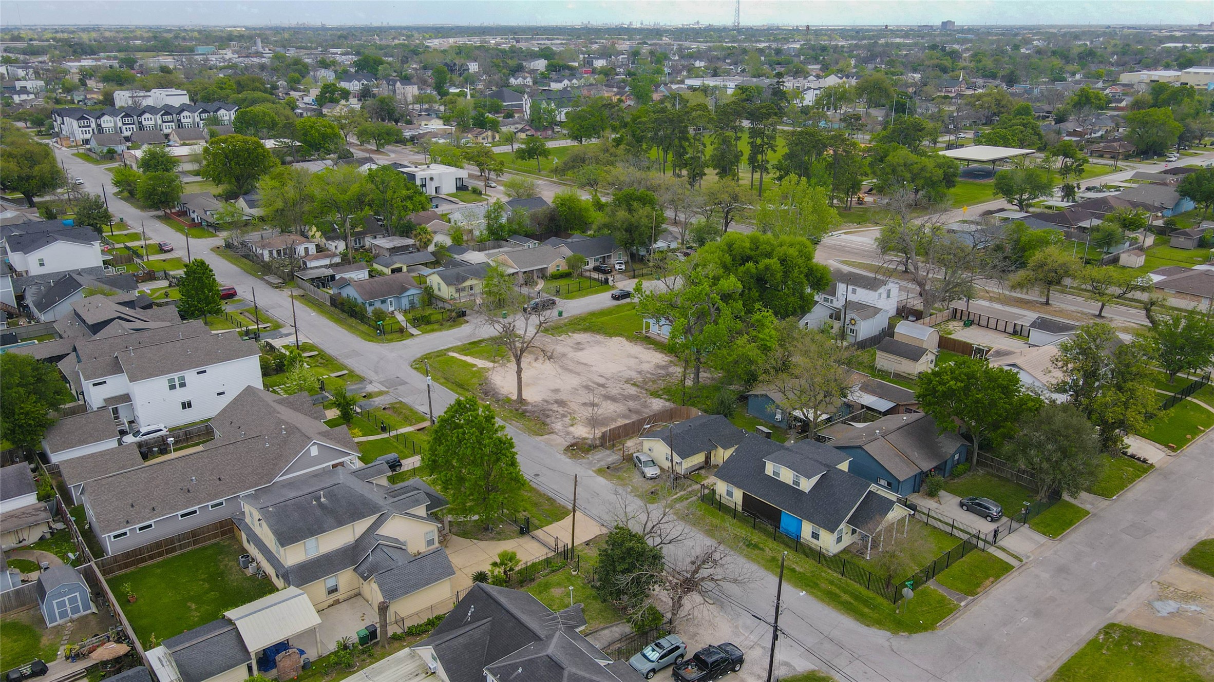 4815 Cetti Street Houston, TX 77009 - Photo 20 of 28 an aerial view of residential houses with outdoor space
