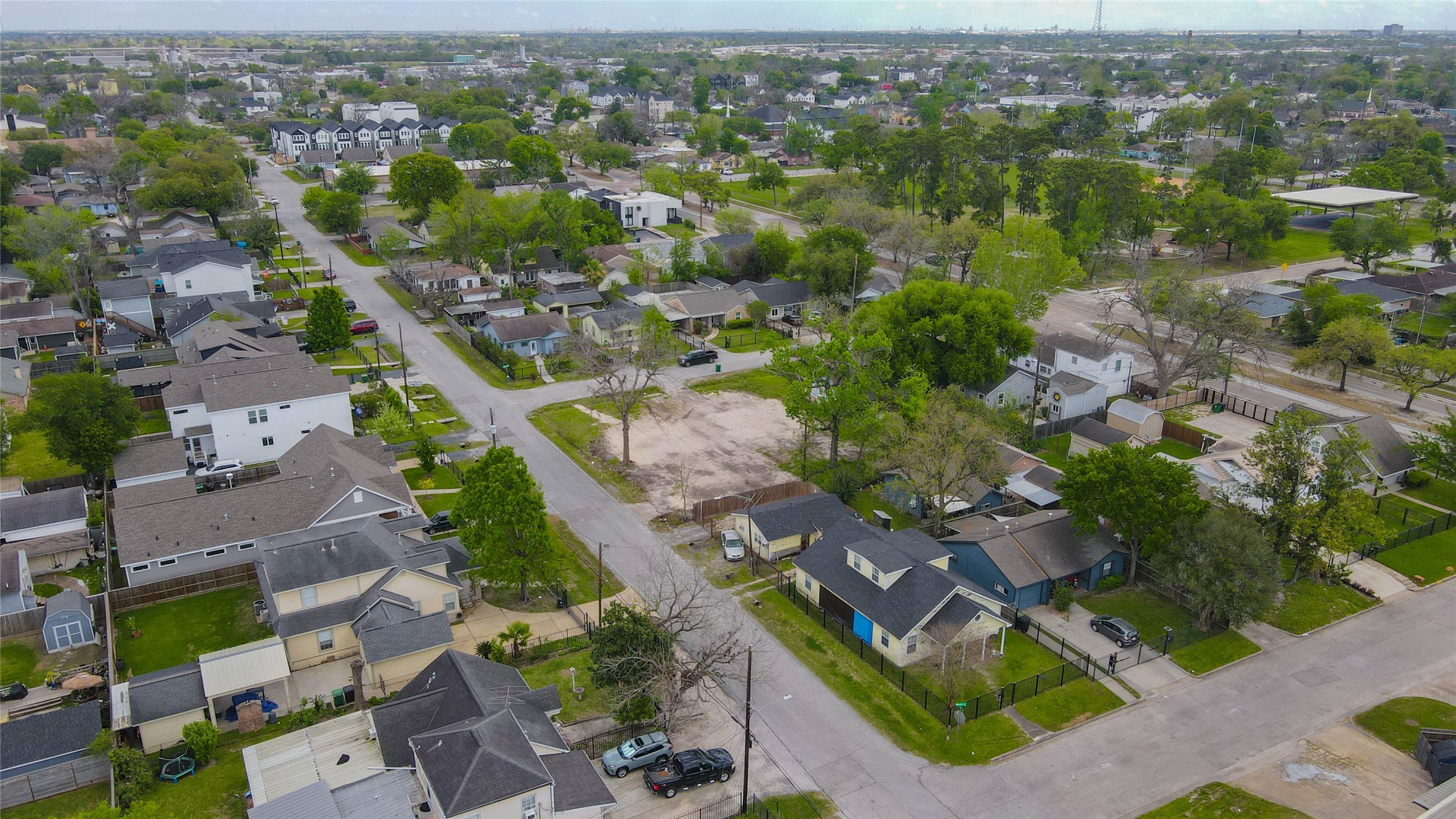 4815 Cetti Street Houston, TX 77009 - Photo 21 of 28 an aerial view of residential houses with outdoor space