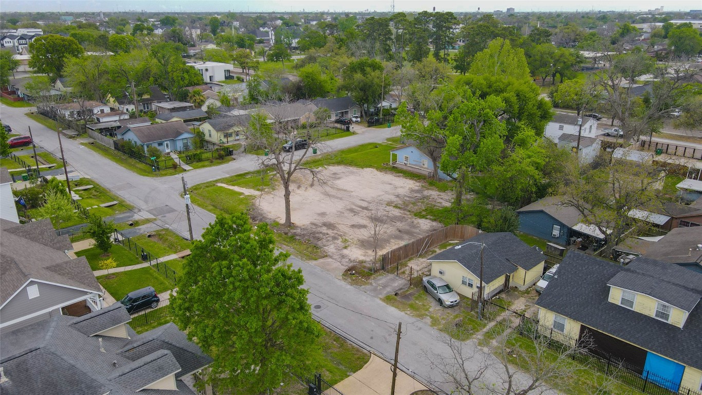 4815 Cetti Street Houston, TX 77009 - Photo 24 of 28 an aerial view of residential houses with outdoor space and river view