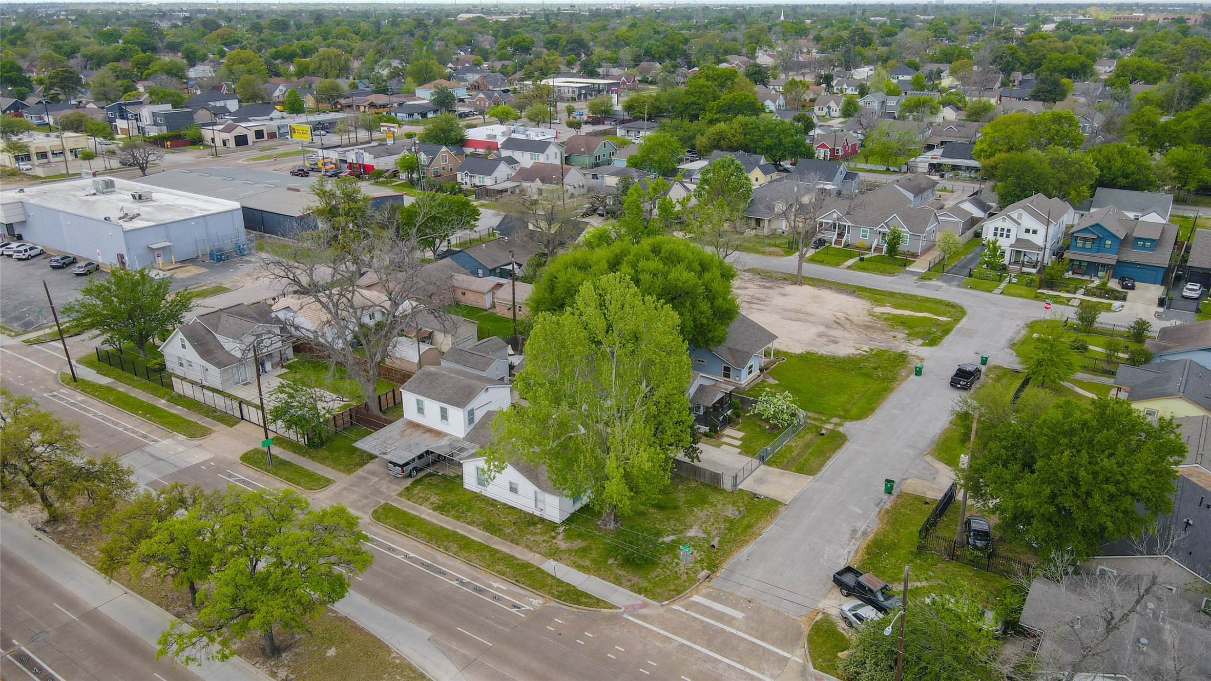 4815 Cetti Street Houston, TX 77009 - Photo 26 of 28 an aerial view of residential houses with outdoor space