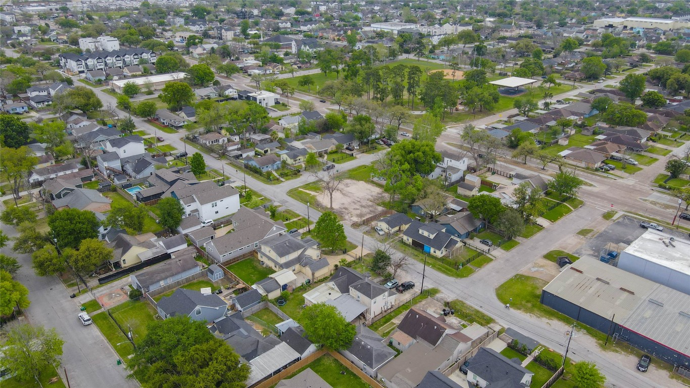 4815 Cetti Street Houston, TX 77009 - Photo 10 of 28 an aerial view of residential houses with outdoor space