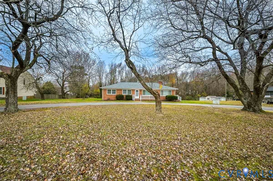 1629 New Market Road Henrico, VA 23231 - Photo 4 of 49 a view of outdoor space with garden