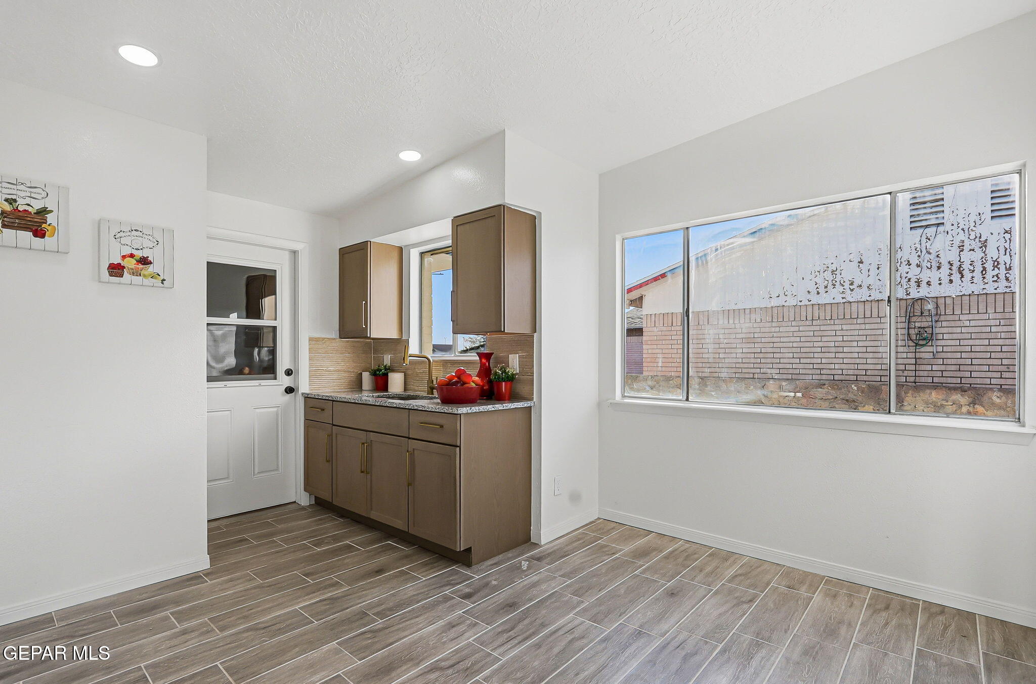 113 West Point Drive El Paso, TX 79907 - Photo 12 of 40 a room with furniture and window