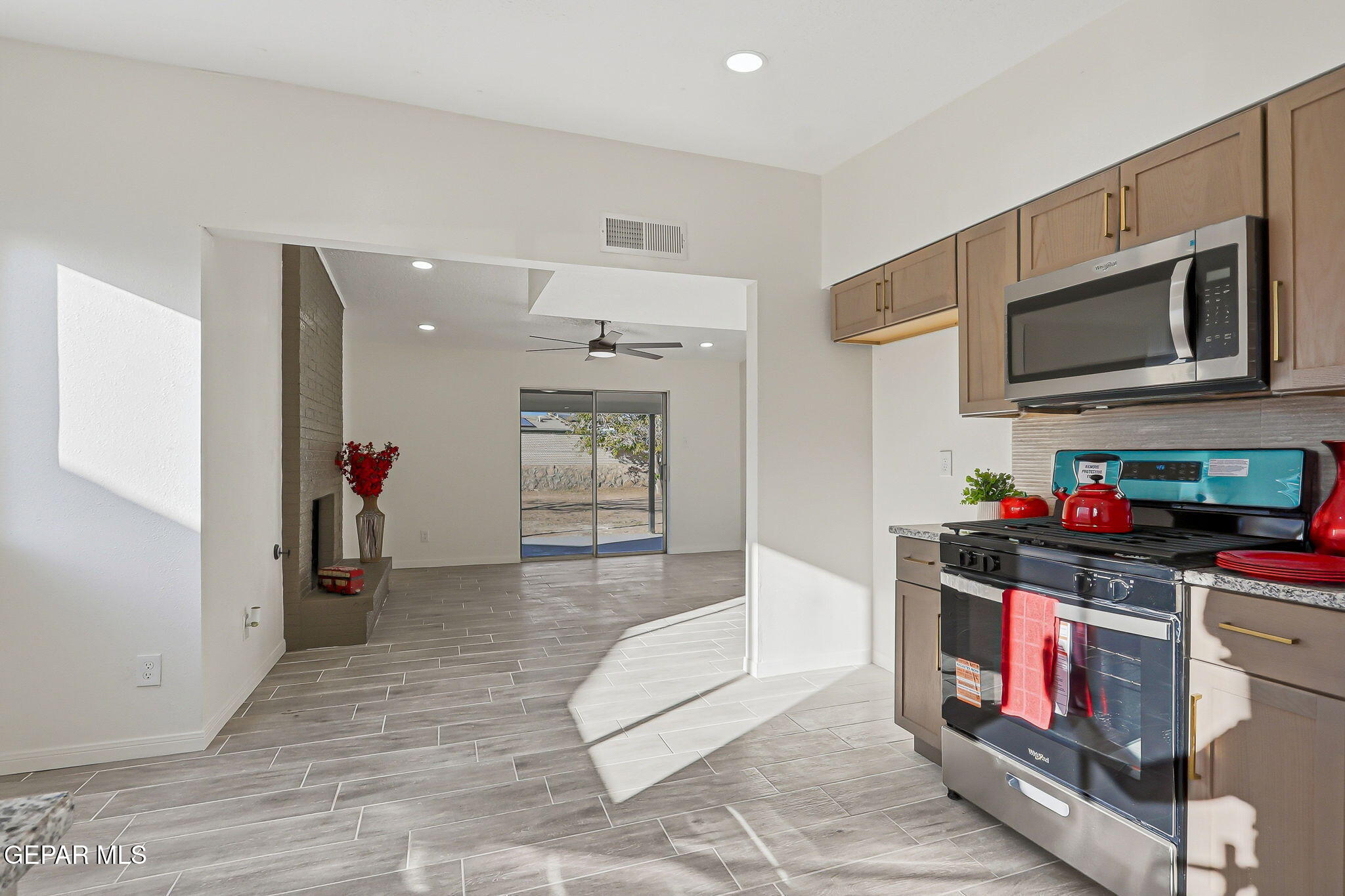 113 West Point Drive El Paso, TX 79907 - Photo 15 of 40 a living room with stainless steel appliances kitchen island granite countertop a stove and a refrigerator