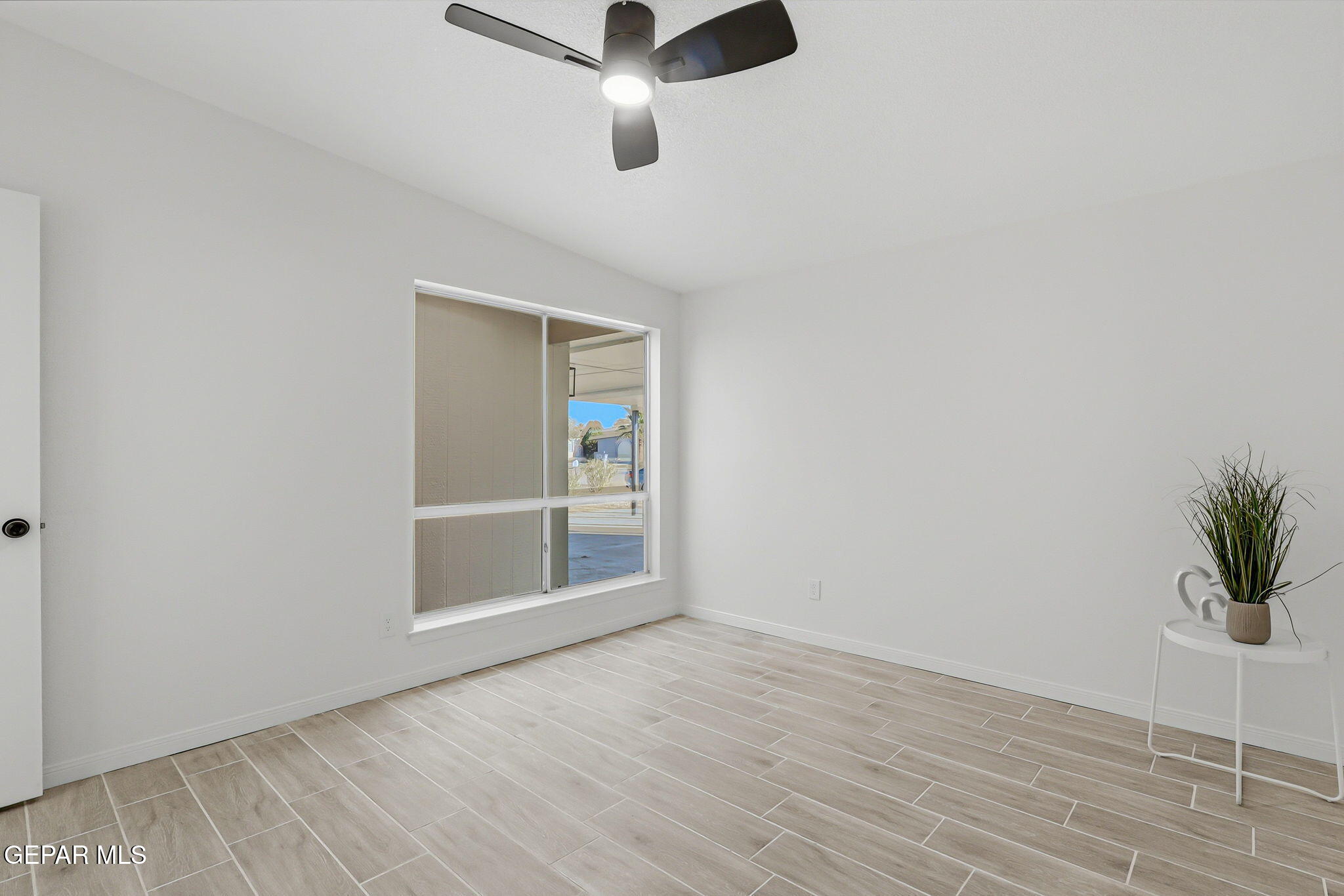 113 West Point Drive El Paso, TX 79907 - Photo 23 of 40 an empty room with ceiling fan and window