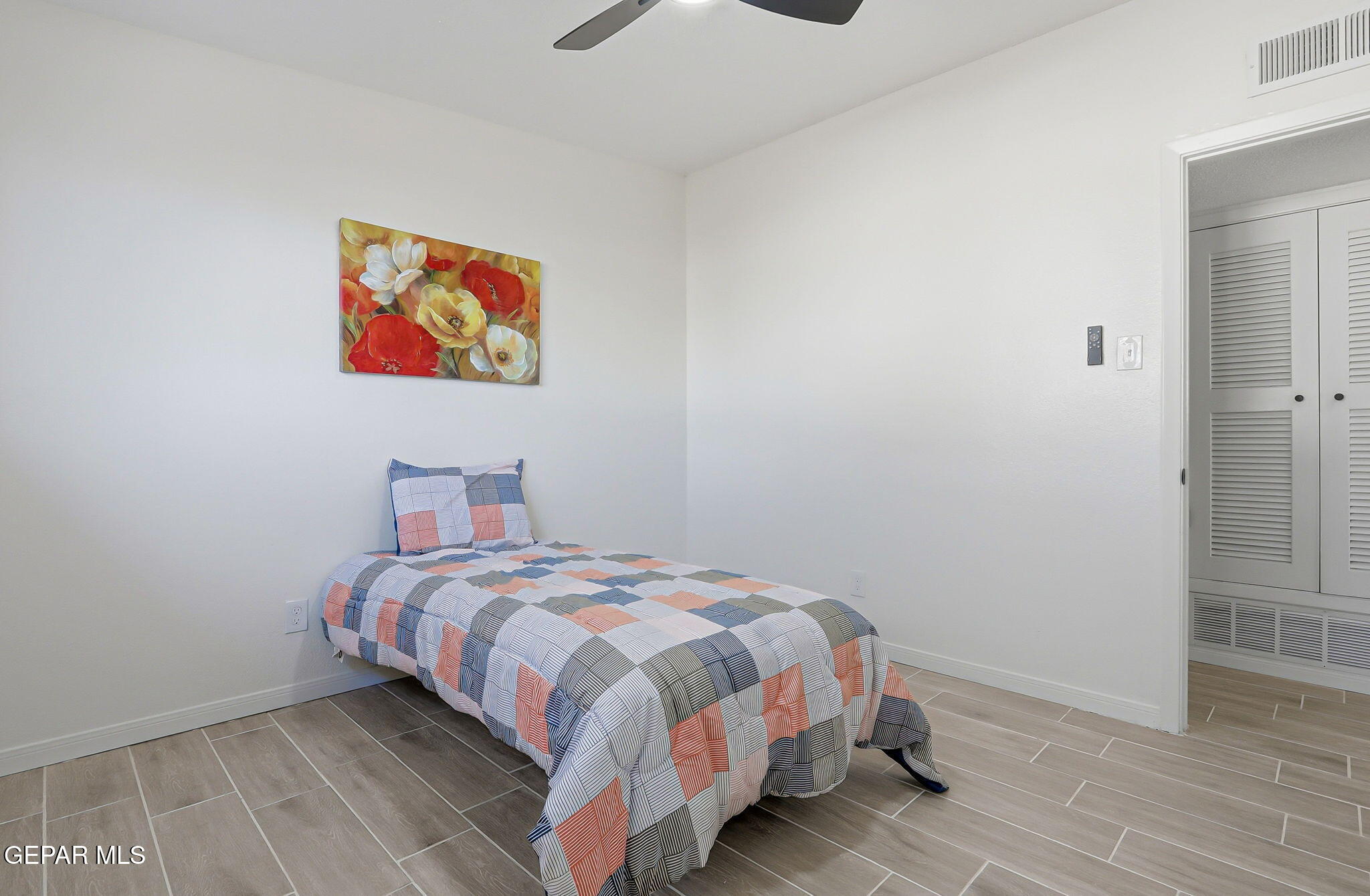 113 West Point Drive El Paso, TX 79907 - Photo 24 of 40 a bedroom with a bed and a painting on the wall