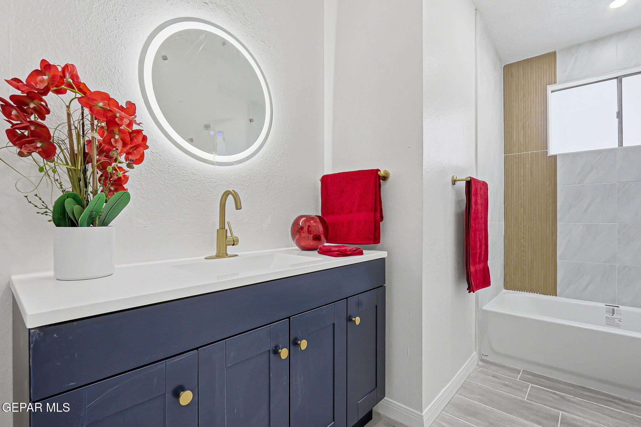 113 West Point Drive El Paso, TX 79907 - Photo 27 of 40 a bathroom with a sink a mirror and a bathtub