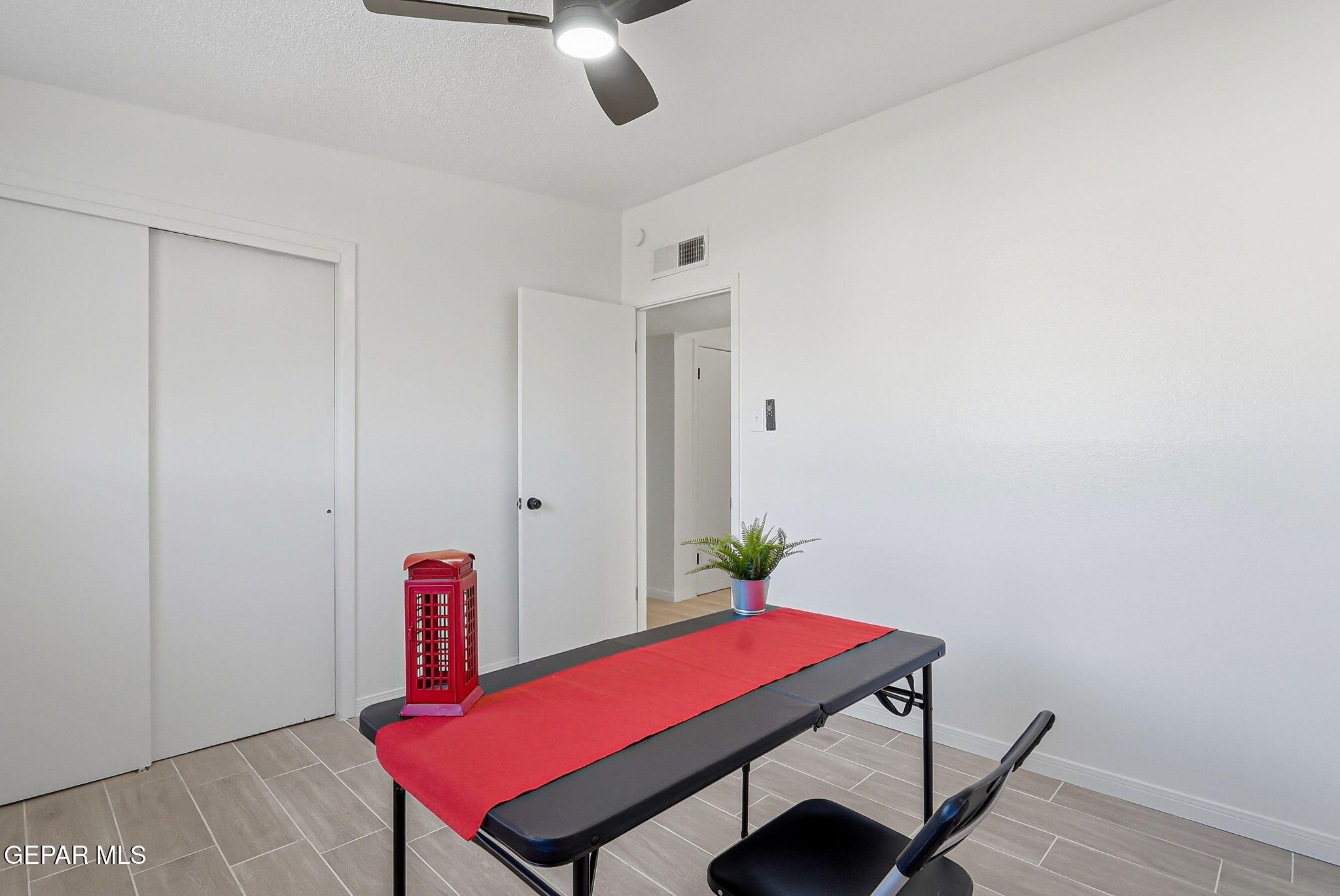113 West Point Drive El Paso, TX 79907 - Photo 31 of 40 a room with a table and chairs