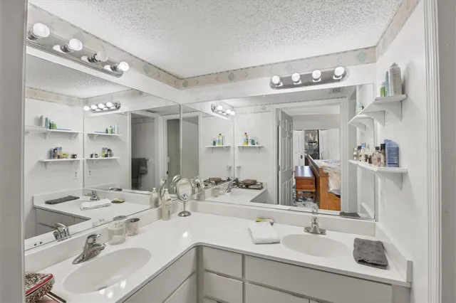 $2,700 | 4870 Kestral Park Circle, Unit 14, Sarasota, FL 34231