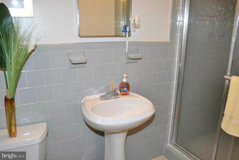 7012 Sea Cliff Road McLean, VA 22101 - Photo 15 of 30 Bath (Master)
