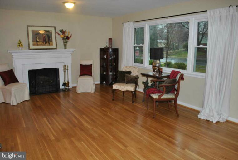 7012 Sea Cliff Road McLean, VA 22101 - Photo 7 of 30 Living Room