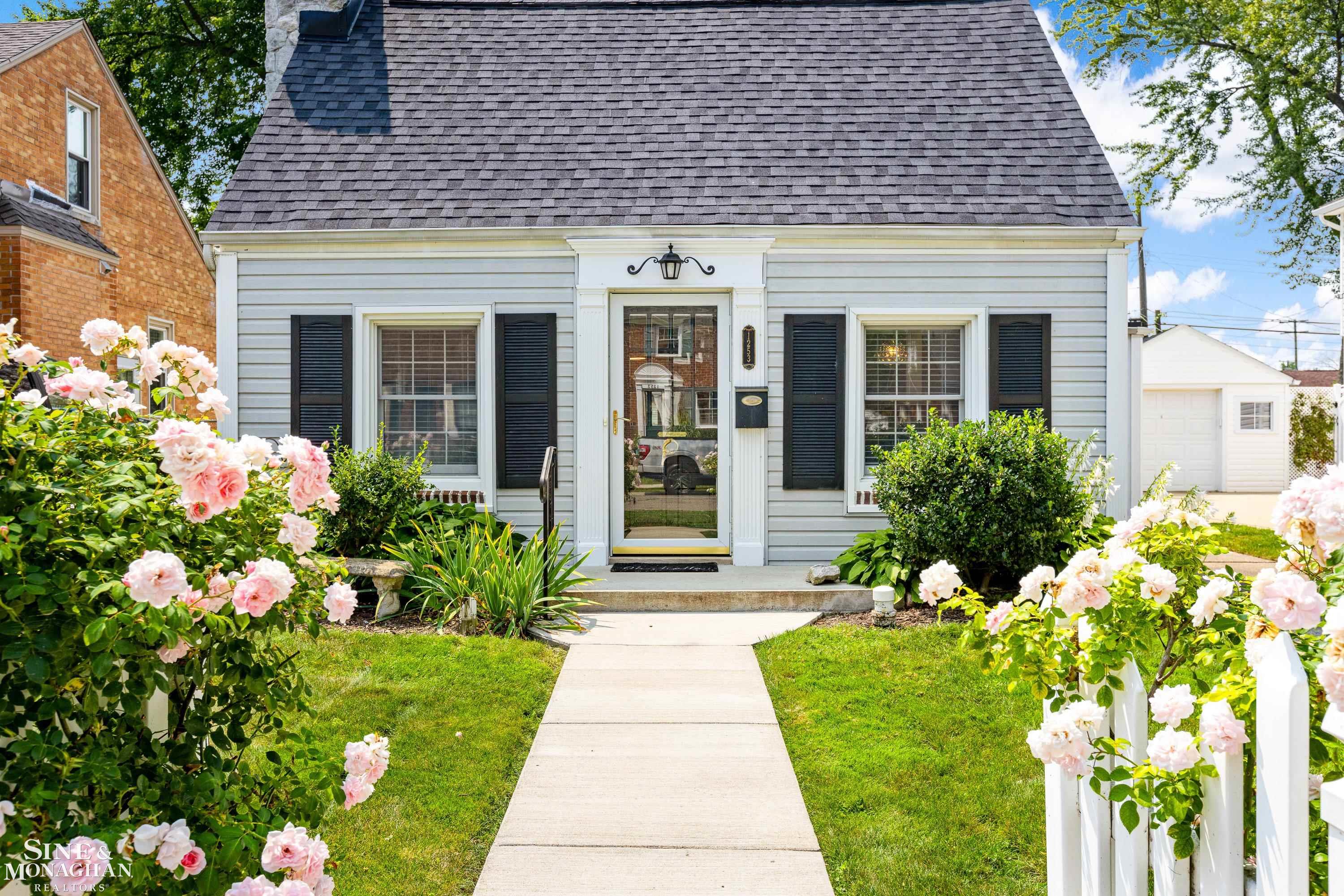 1253 Roslyn Road Grosse Pointe, MI 48236 - Photo 31 of 34 50153114-97ca3867-cf8b-4957-911e-1dfea42ea868.JPG