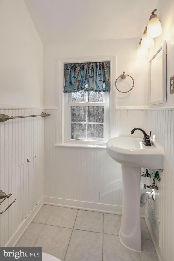 8906 Melwood Road Bethesda, MD 20817 - Photo 16 of 30 Bath