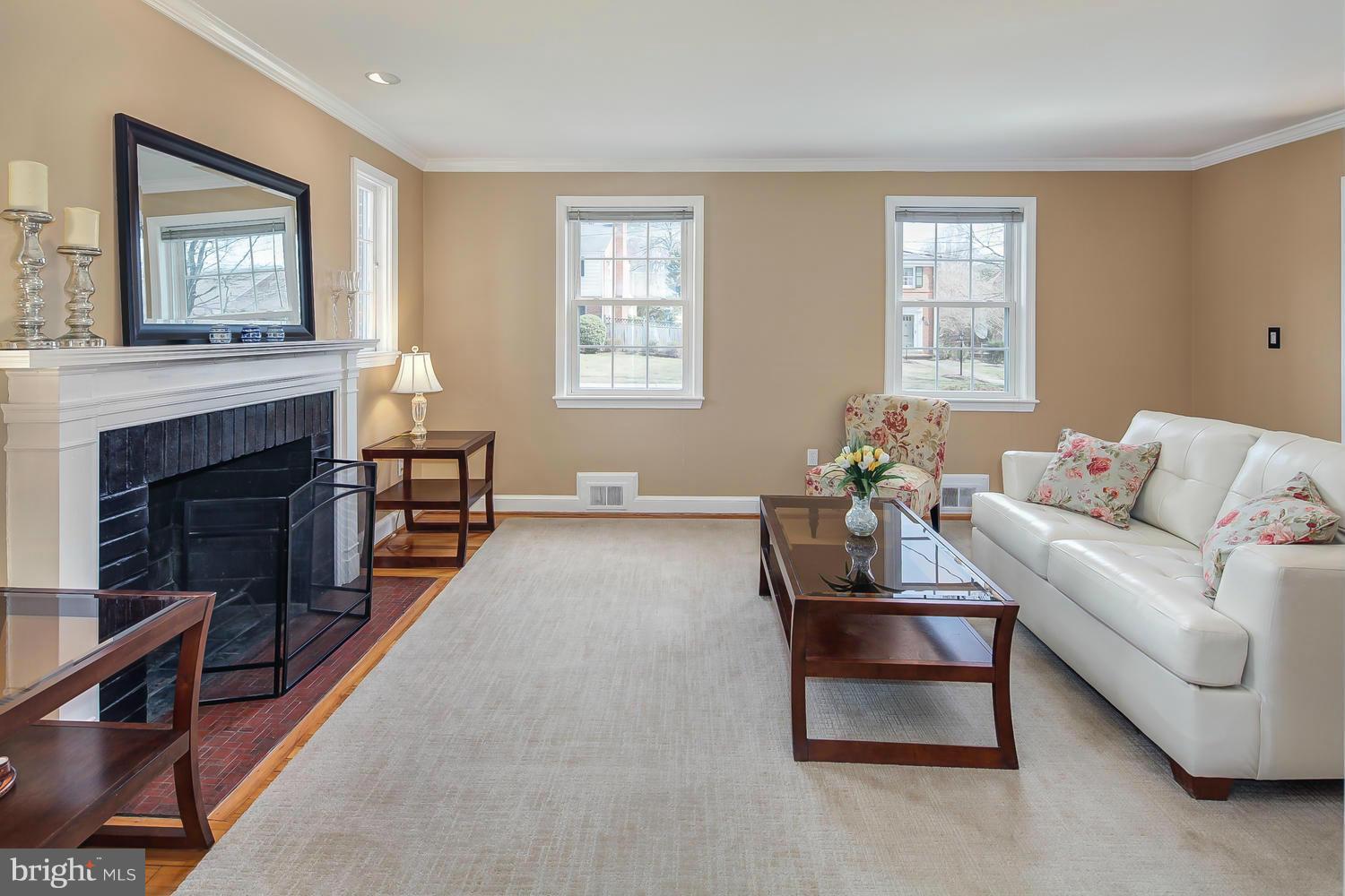 8906 Melwood Road Bethesda, MD 20817 - Photo 4 of 30 Living Room