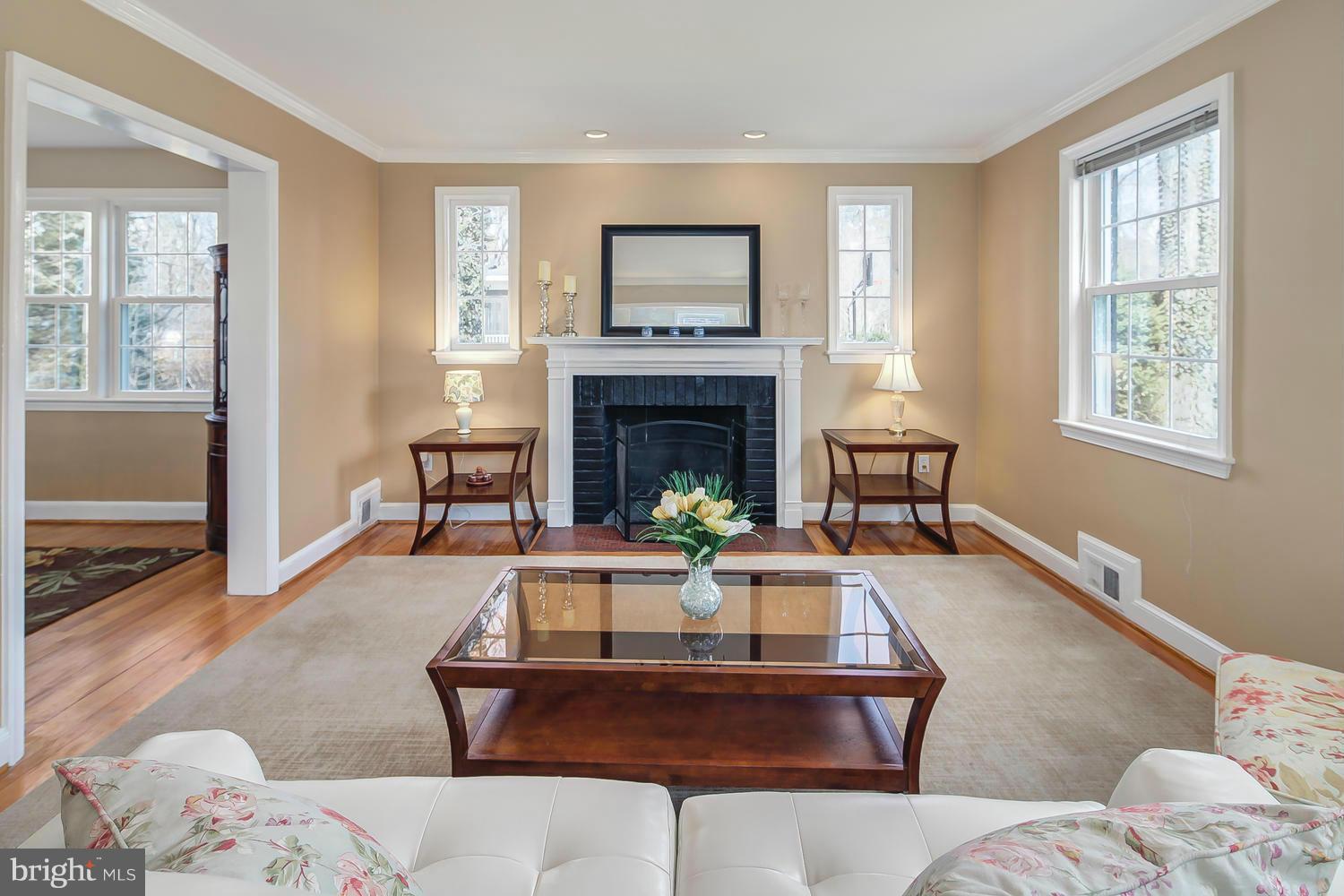8906 Melwood Road Bethesda, MD 20817 - Photo 5 of 30 Living Room