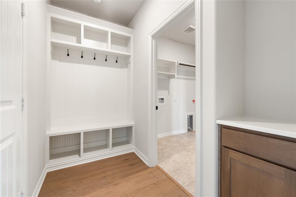 30 Roosevelt Ln Valley View Valley View, TX 76272 - Photo 24 of 35 a view of an empty room with cabinet and entryway