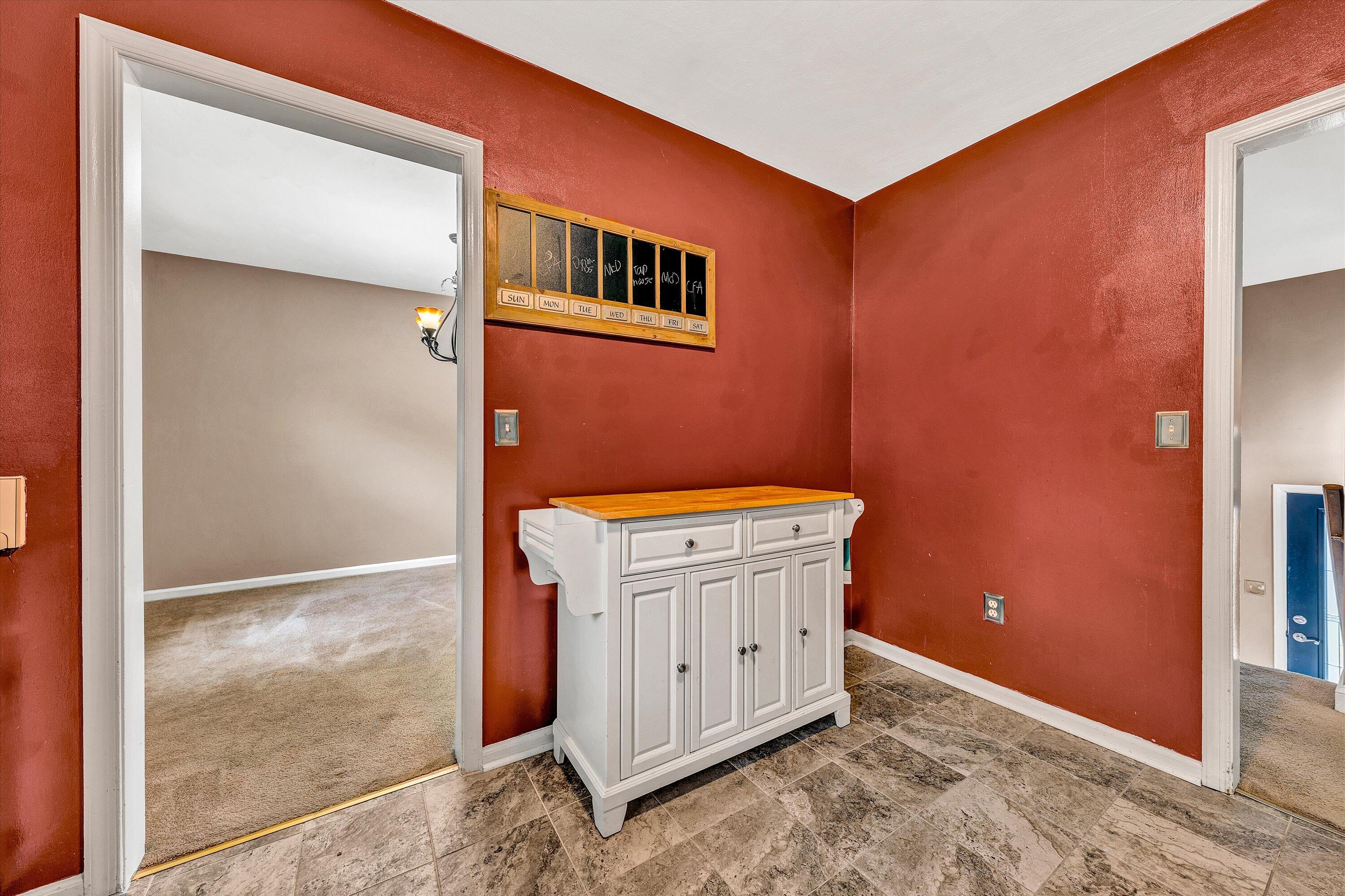 709 Ramada Road Vinton, VA 24179 - Photo 10 of 32 an empty room with mirror