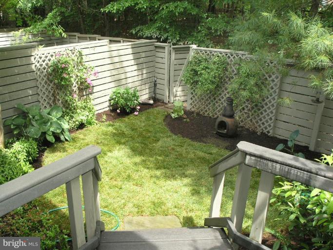 1962 Lakeport Way Reston, VA 20191 - Photo 5 of 30 Back yard