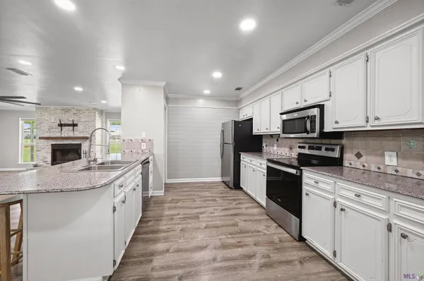 $299,900 | 10118 Saray Drive, Denham Springs, LA 70706