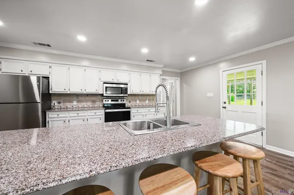 $299,900 | 10118 Saray Drive, Denham Springs, LA 70706