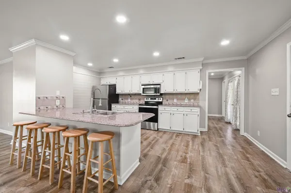 $299,900 | 10118 Saray Drive, Denham Springs, LA 70706