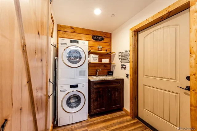 a view of washer and dryer in a utility room