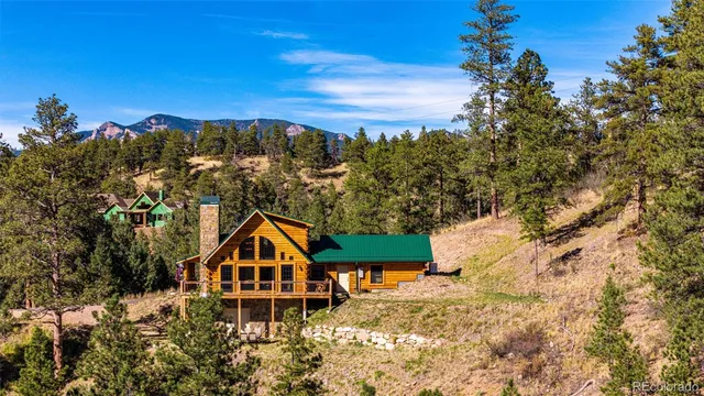 a picture of a tree in front of a house