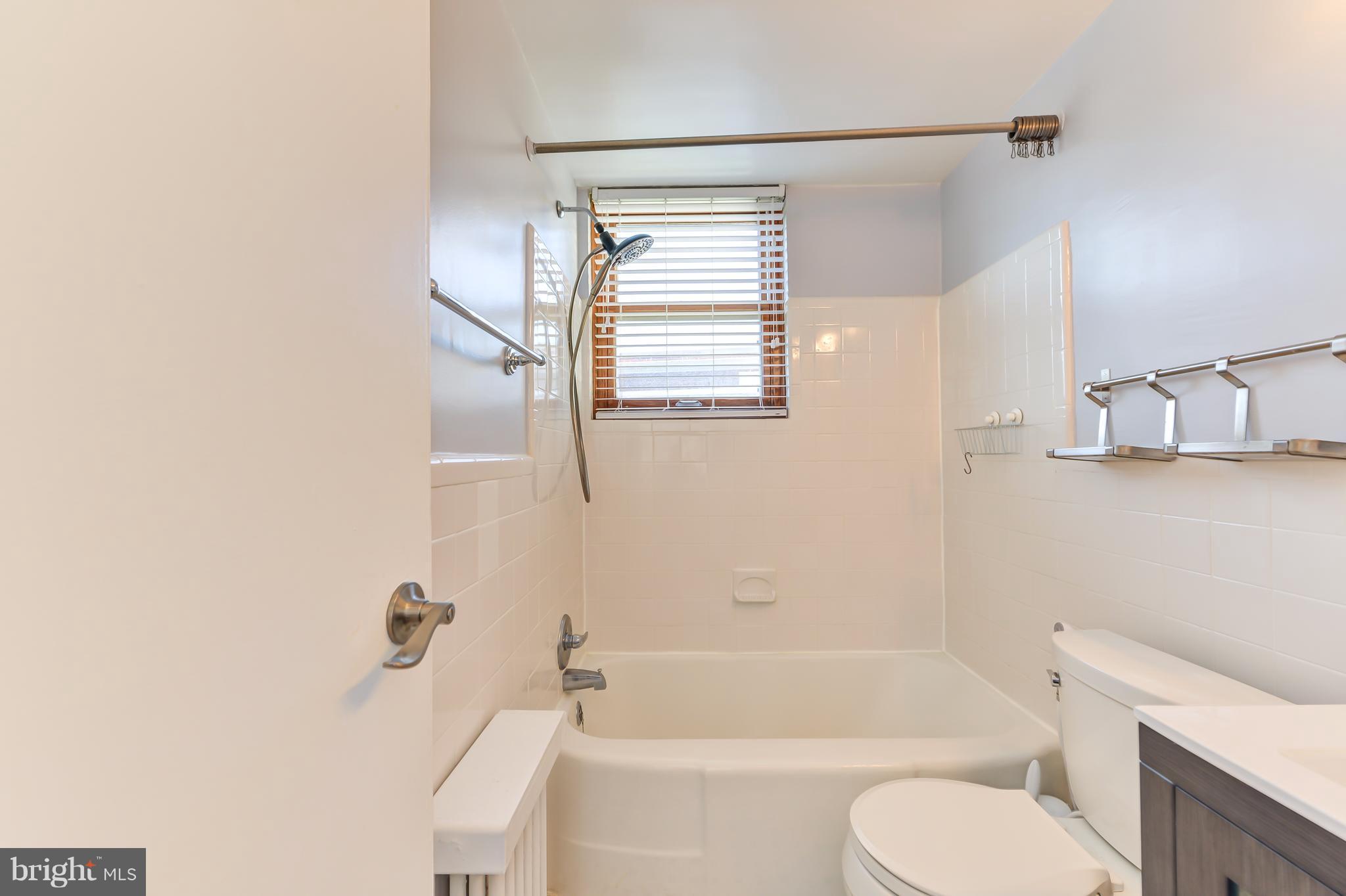 3025 Ontario Road Northwest, Unit 403 Washington, DC 20009 - Photo 22 of 30 Bath (Master)