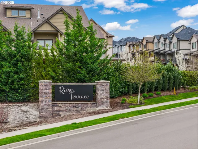 a sign that is sitting on the side of a road