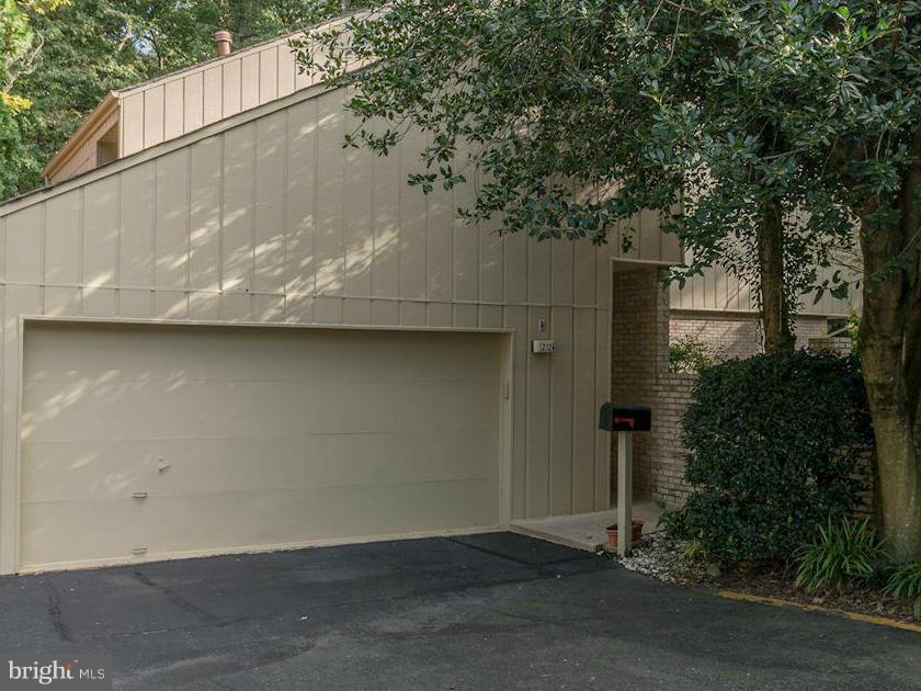 12124 Quorn Lane Reston, VA 20191 - Photo 21 of 24 2-Car Garage)