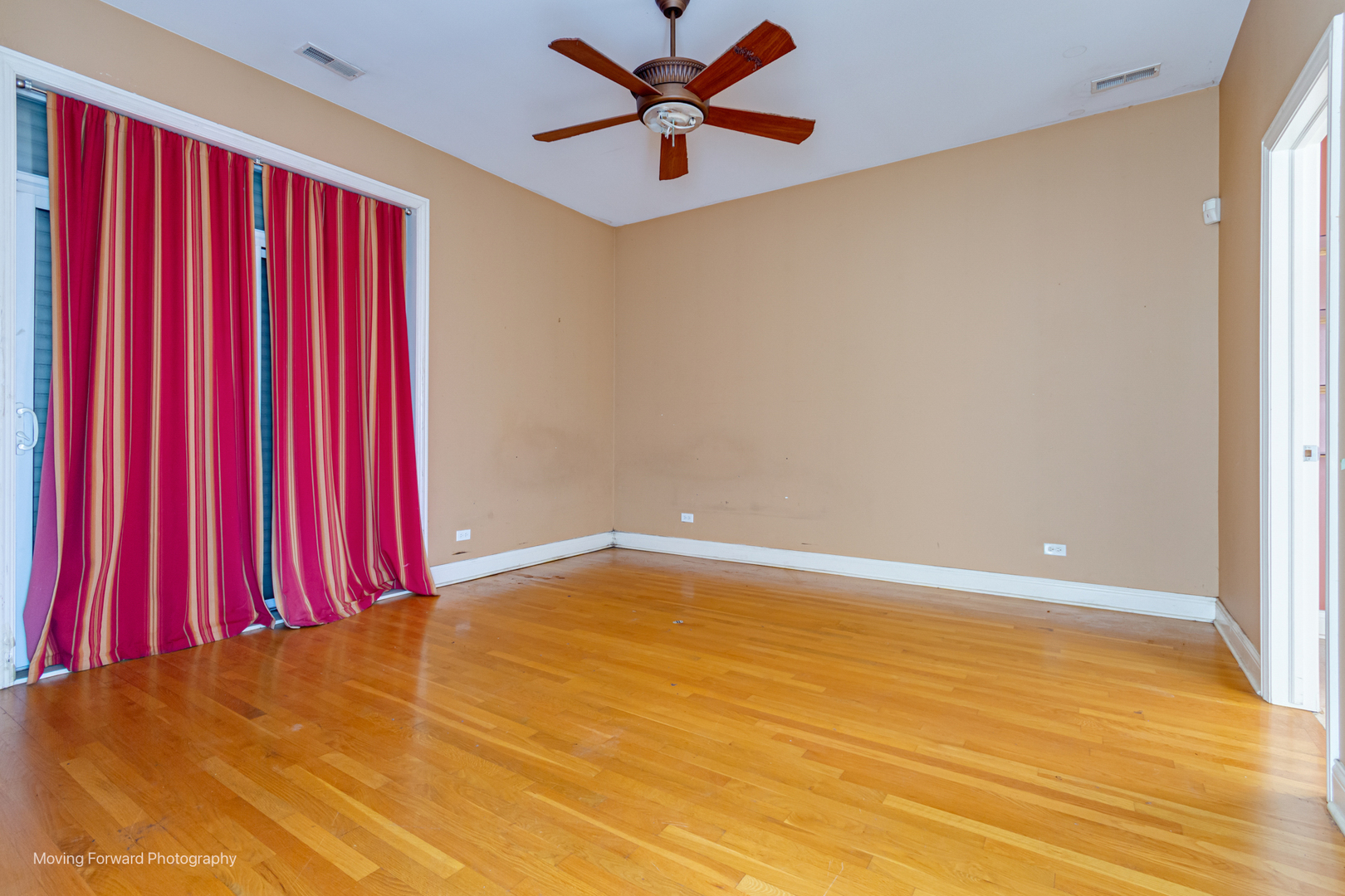 4900 South Vincennes Avenue, Unit 3 Chicago, IL 60615 - Photo 23 of 27 a view of a room with a ceiling fan